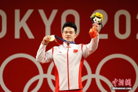 7月28日，在东京奥运会男子举重73公斤级比赛中，中国选手石智勇以抓举166公斤、挺举198公斤、总成绩364公斤的成绩夺得冠军，其中总成绩打破了此前自己保持的世界纪录。这是中国代表团本届奥运会的第12金。<a target='_blank'  data-cke-saved-href='http://www.chinanews.com/' href='http://www.chinanews.com/'><p  align=