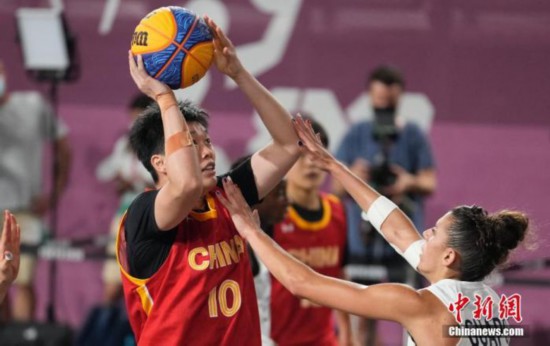 7月28日晚，在东京奥运会女子三人篮球铜牌战中，中国女子三人篮球队以16：14击败法国队，夺得了中国代表团在该项目上的首枚奖牌。<a target='_blank'  data-cke-saved-href='http://www.chinanews.com/' href='http://www.chinanews.com/'><p  align=