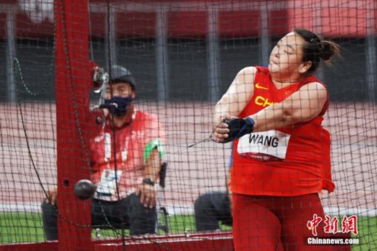8月3日，在东京奥运会女子链球决赛中，中国选手王峥在最后一次试投时掷出77.03米，获得该项目的银牌。图为王峥在比赛中。 <a target='_blank'  data-cke-saved-href='http://www.chinanews.com/' href='http://www.chinanews.com/'><p  align=