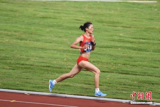 资料图：2018年8月25日，雅加达亚运会田径女子10000米决赛结束。中国选手张德顺以32分12秒78的成绩获得季军，并打破了个人最好成绩。图为张德顺比赛中。<a target='_blank'  data-cke-saved-href='/' href='/'><p  align=
