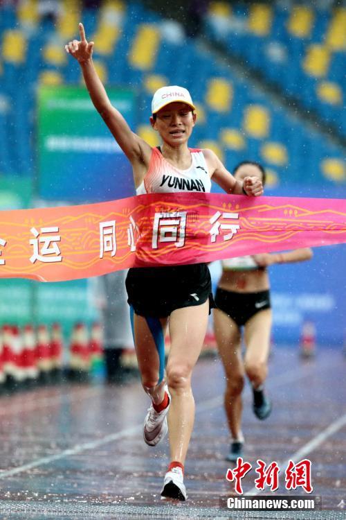 9月26日，第十四届全运会田径项目女子马拉松决赛在西安举行。云南队张德顺以2小时32分31秒的成绩夺冠。 <a target='_blank'  data-cke-saved-href='/' href='/'><p  align=