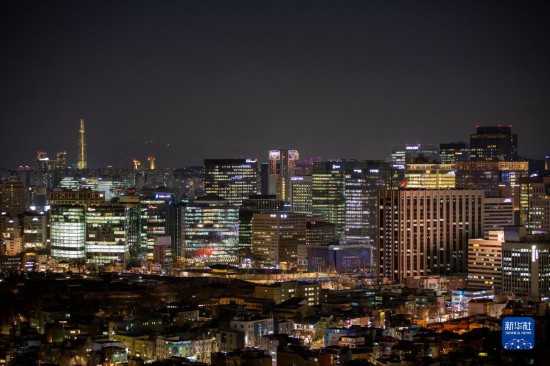 这是12月1日在韩国首尔拍摄的城市夜景.