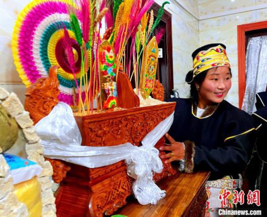 图为藏族姑娘端着吉祥切玛。　冉文娟 摄
