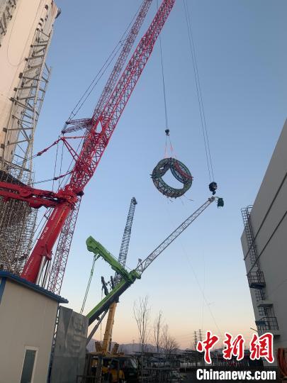 1月7日，中建二局三公司北京延庆冬奥赛区会标建筑“五环结构”完成高空吊装作业。 中建二局三公司供图