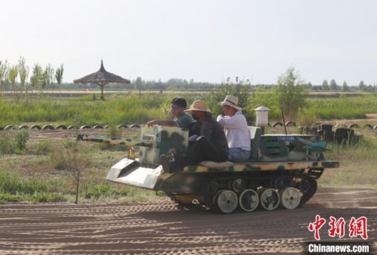 旅客在宁夏黄沙古渡原生态景区体验沙漠坦克。　于晶 摄