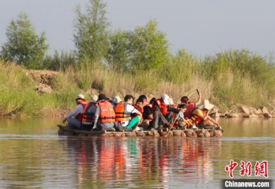 旅客在宁夏黄沙古渡原生态景区体验羊皮筏子。　于晶 摄