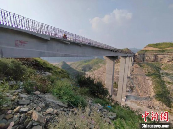 黄河一号旅游公路石楼段全长75.23公里。图为主体工程已贯通的辛关大桥。　高瑞峰 摄