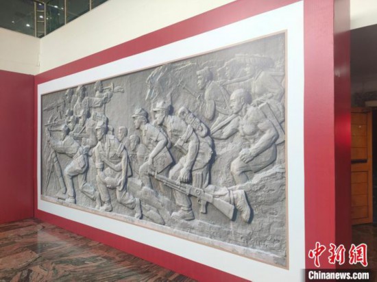 150件張松鶴藝術作品和文獻東莞展出。圖為展覽呈現張松鶴浮雕作品圖片 李純 攝