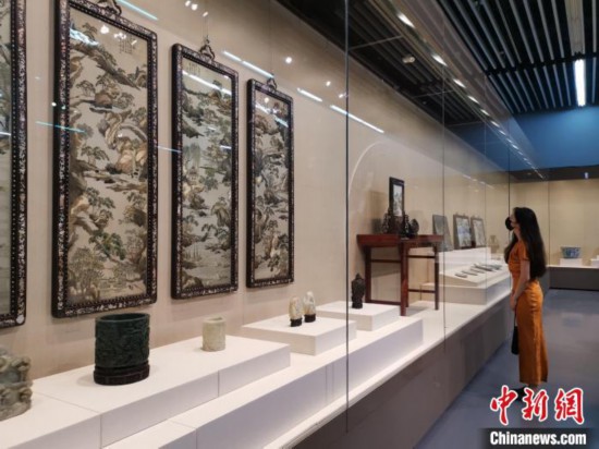 图为游客参观中国园林博物馆“物上山水”展览。　北京市公园管理中心供图