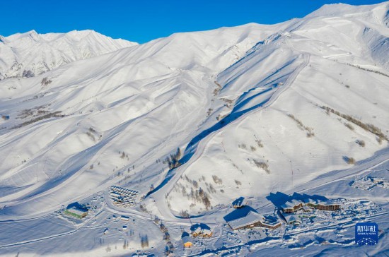 雪满金山寒冬忙——新疆阿勒泰的冰雪跃迁