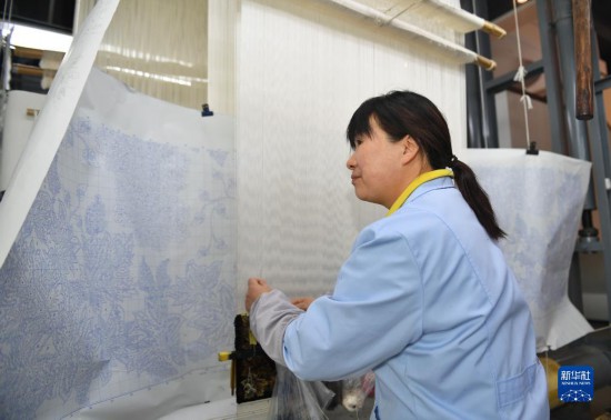 四川阆中：生产性保护复兴传统丝毯手织技艺