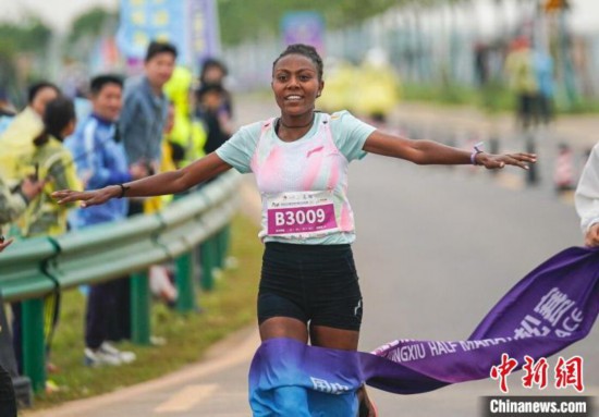 2023江西永修半程马拉松赛女子组夺冠选手到达终点。　胡传丰 摄