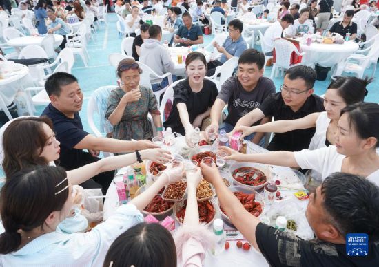 江苏盱眙：火红龙虾节 万人龙虾宴