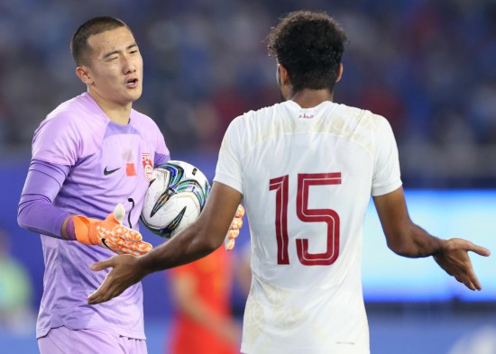 9月27日，中国队守门员韩佳奇（左）在比赛中与对方球员交流。新华社记者 贾浩成 摄