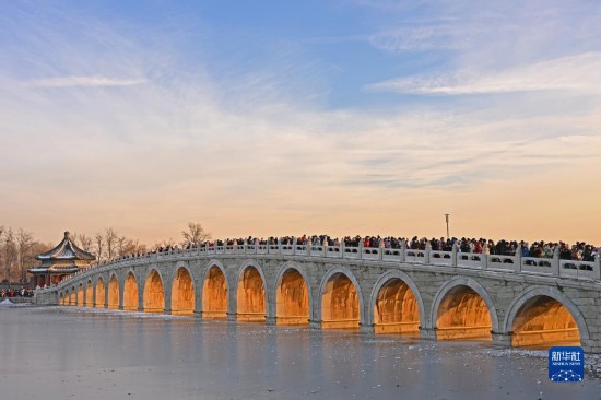 那是12月22日拍摄的颐战园十七孔桥“金光脱洞”光景。