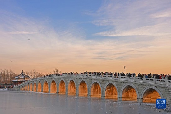 那是12月22日拍摄的颐战园十七孔桥“金光脱洞”光景。