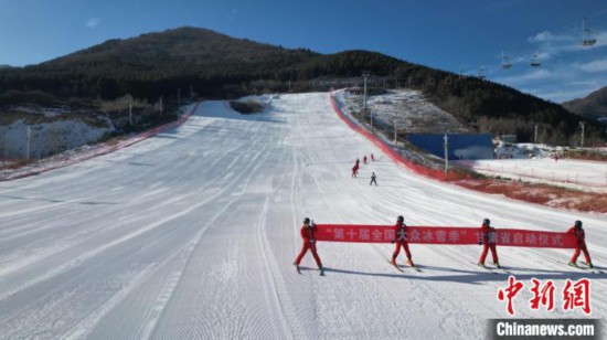 黄土高原上演雪地“速度与激情”