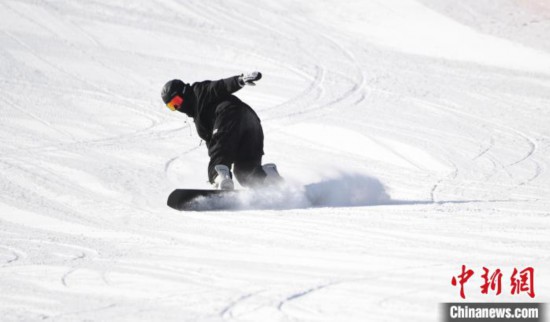 1月5日，年轻人在兰州市榆中县兴隆山滑雪场，上演“速度与激情”。杨艳敏 摄