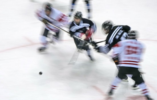 “十四冬”冰球青年男子组开赛
