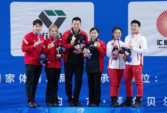 第十四届全国冬季运动会冰壶混双决赛中，黑龙江队以7:6战胜福建队，获得金牌。