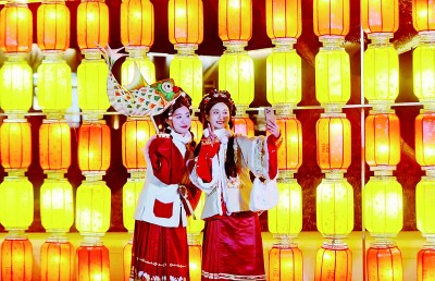 人们在浙江省湖州市德清县的灯会上游玩。新华社发