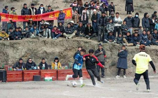 西藏昌都：“云中球场”上的云中球场藏东小镇足球赛