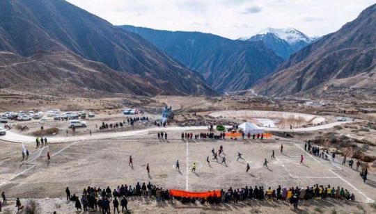 西藏昌都：“云中球场”上的藏东小镇足球赛