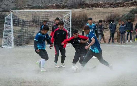 西藏昌都
：“云中球场”上的足球藏东小镇足球赛