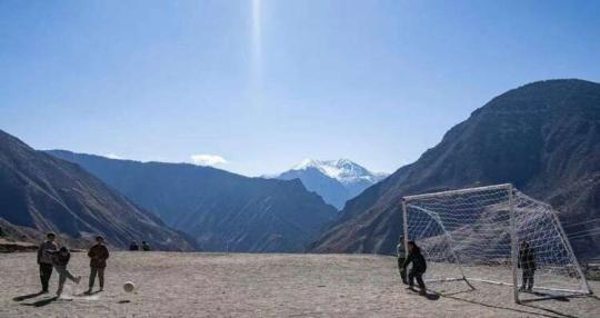 西藏昌都：“云中球场”上的足球藏东小镇足球赛