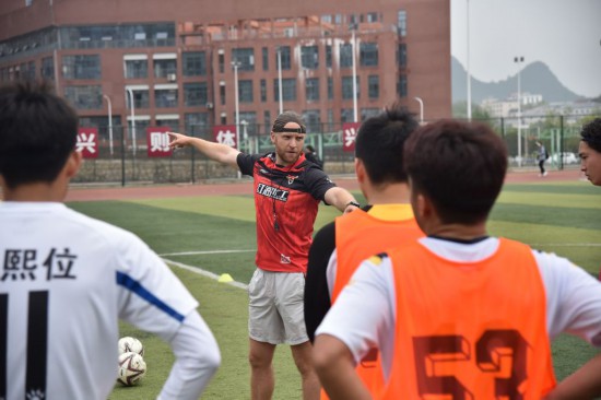 足球为媒 英国体育教师的贵州“村超”情