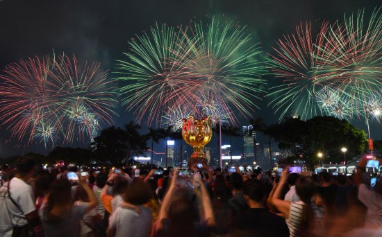 10月1日晚，香港国庆烟花汇演在维多利亚港举行，庆祝中华人民共和国成立75周年。新华社记者 陈铎 摄