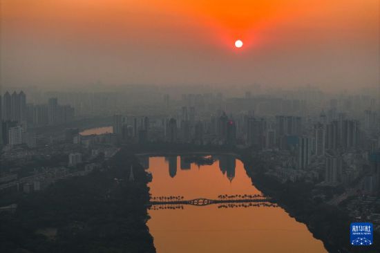 这是夕阳下的南宁市南湖公园（无人机照片，1月4日摄）。