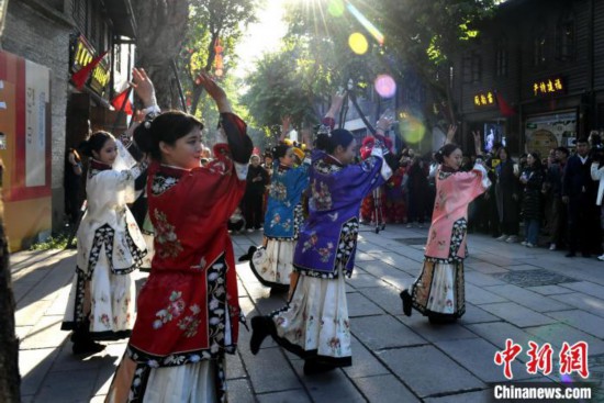 1月17日，福建福州，“三条簪”舞蹈表演吸引游客观看。中新社记者 吕明 摄