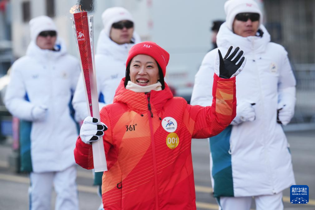 2月3日，第一棒火炬手、奥运冠军申雪在传递火炬。新华社记者 王松 摄