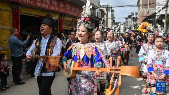 3月1日，在广西三江侗族自治县梅林乡，参加“二月二”庆祝活动的侗族群众在沿街巡演。