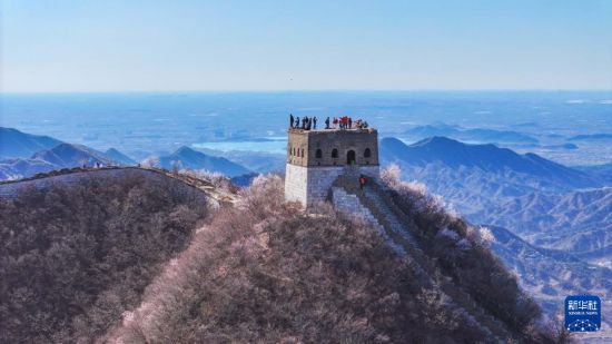 4月5日，东说念主们在箭扣长城正北楼上游览（无东说念主机相片）。