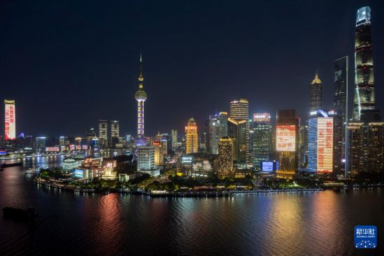 上海的景观照明向工人致敬