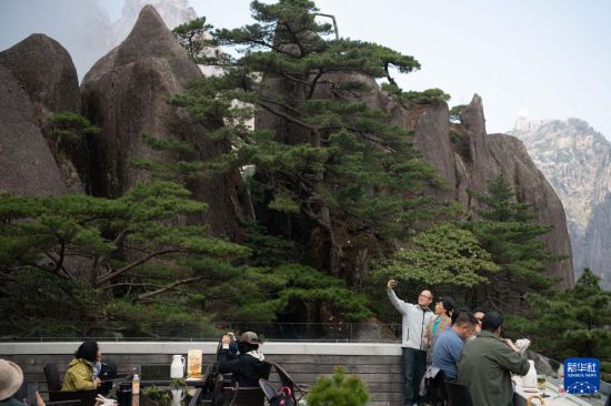 2025年4月23日，游客在黄山风景区休闲游玩。
