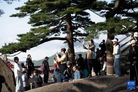 　　2025年4月23日，游客在黄山风景区游玩。