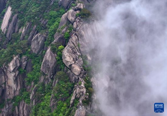 2024年5月20日，游客在黄山三大主峰之一天都峰游览（无人机照片）。当日，天都峰结束封闭轮休期，恢复对外开放。