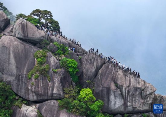 2024年5月20日，游客在黄山三大主峰之一天都峰游览（无人机照片）。当日，天都峰结束封闭轮休期，恢复对外开放。