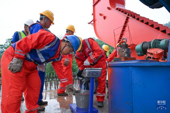 5月16日,重庆市大足区,工作人员在大足石刻站四线道岔特大桥首片双线箱梁的施工现场作业。