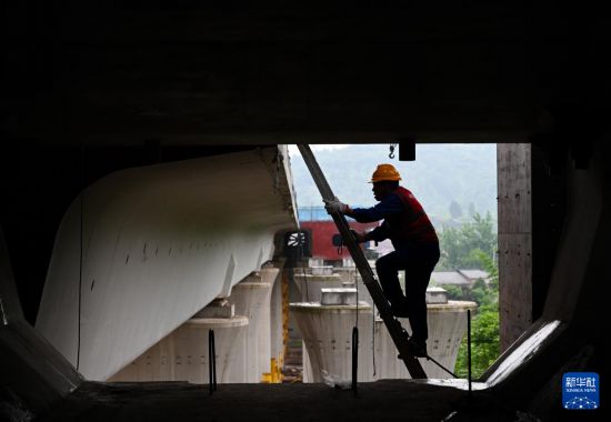 5月16日，重庆市大足区，工作人员在现场进行首片双线箱梁的安装工作。