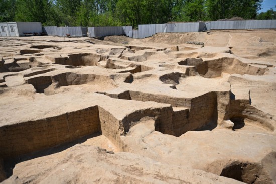 這是北京房山琉璃河遺址考古發(fā)掘出的二號(hào)大型夯土建筑基址局部（2025年4月27日攝），可見(jiàn)清晰的夯土層。新華社記者 陳鐘昊 攝