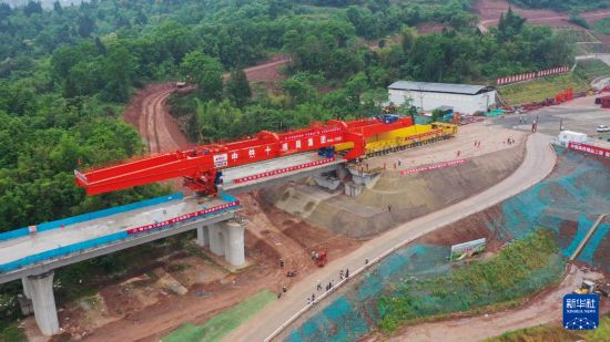 5月16日，成渝中线铁路重庆段大足石刻站四线道岔特大桥首片双线箱梁进入安装阶段（无人机照片）。