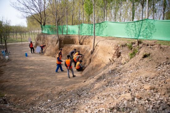 2021年4月8日，考古人員在琉璃河遺址夯土建筑基址考古現(xiàn)場(chǎng)作業(yè)。新華社記者 陳鐘昊 攝