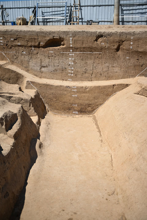  這是北京房山琉璃河遺址考古發(fā)掘出的外城壕北段遺跡（2025年4月27日攝）。新華社記者 陳鐘昊 攝