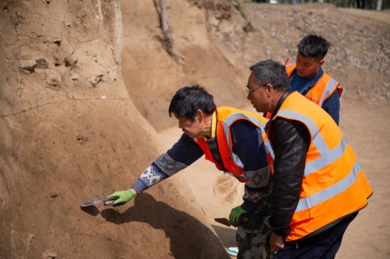 2021年4月8日，考古人員在對(duì)琉璃河遺址夯土建筑基址剖面進(jìn)行清理。新華社記者 陳鐘昊 攝