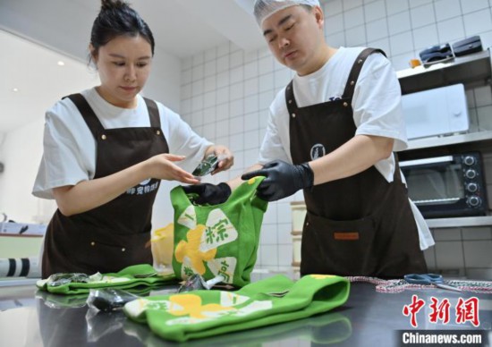 宠物迎接“舌尖上的端午”“宠物粽子”受喜爱