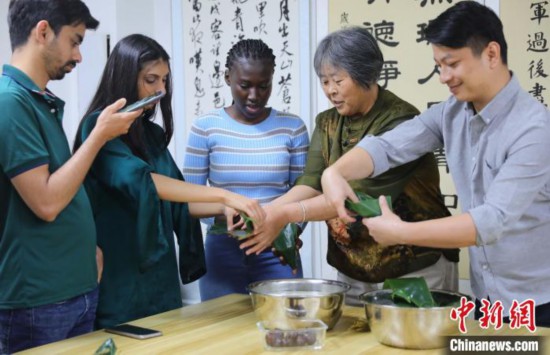 河北秦皇岛：外国留学生“花样”迎端午
